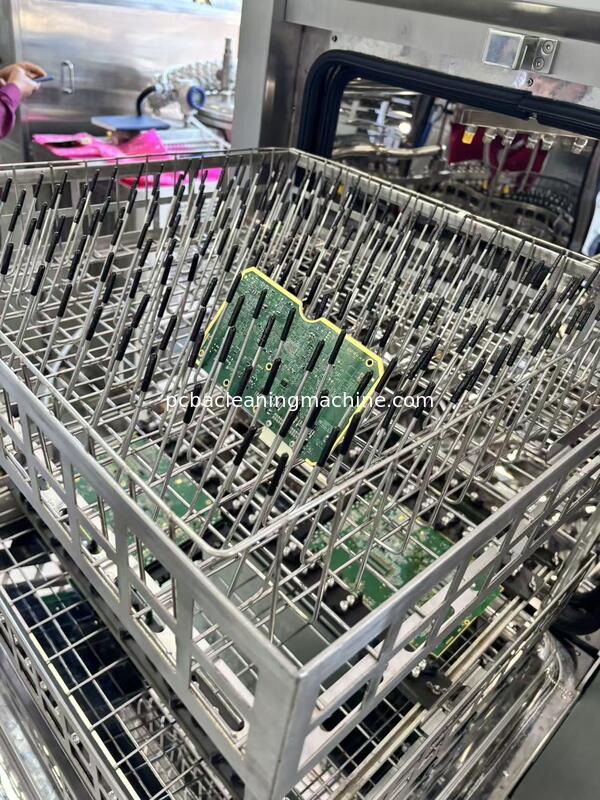 화학 청소제를 사용하여 PCBA에 얼룩을 제거하십시오 SME-5600T 주요 응용 프로그램 자동차 전자제품 PCBA 군사 PCBA 항공우주 PCBA 통신 PCBA 의료 장치 PCBA 디지털 미터 PCBA 기계 Featu